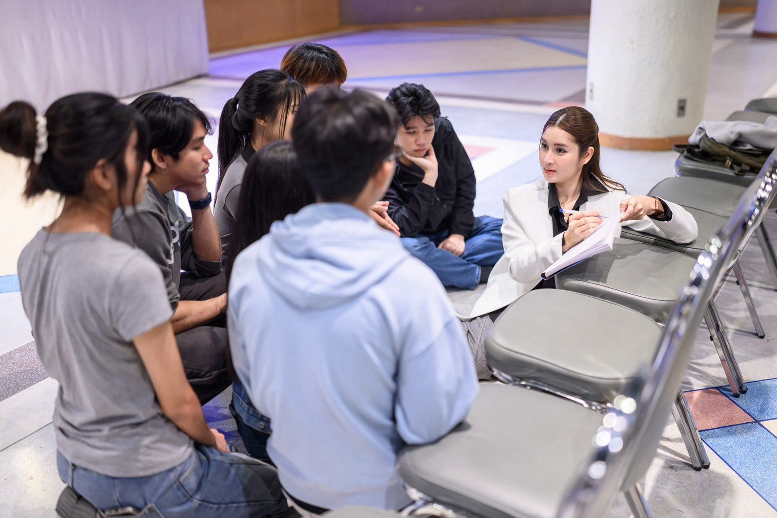 กีฟ วรากร นั่งคุยกับนักศึกษาเป็นวงเล็ก ช่วยคิดโจทย์ธุรกิจ