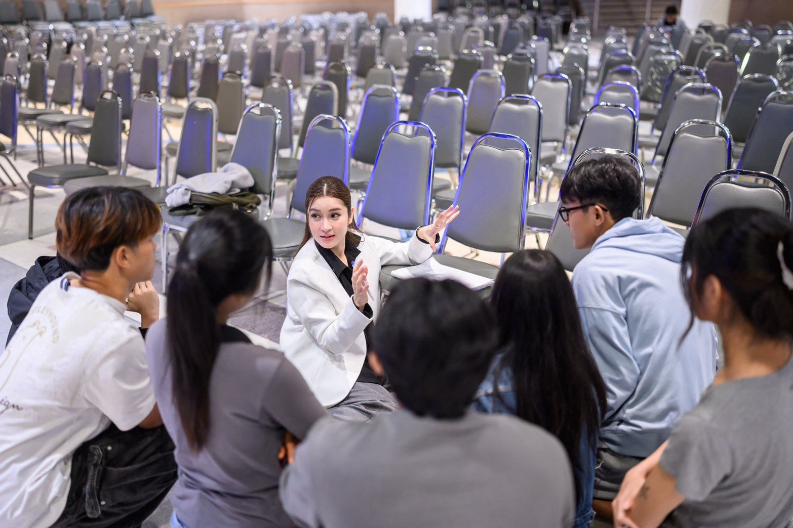 กีฟ วรากร ให้คำแนะนำนักศึกษาระหว่างกิจกรรมกลุ่มใน SPU Business Talk
