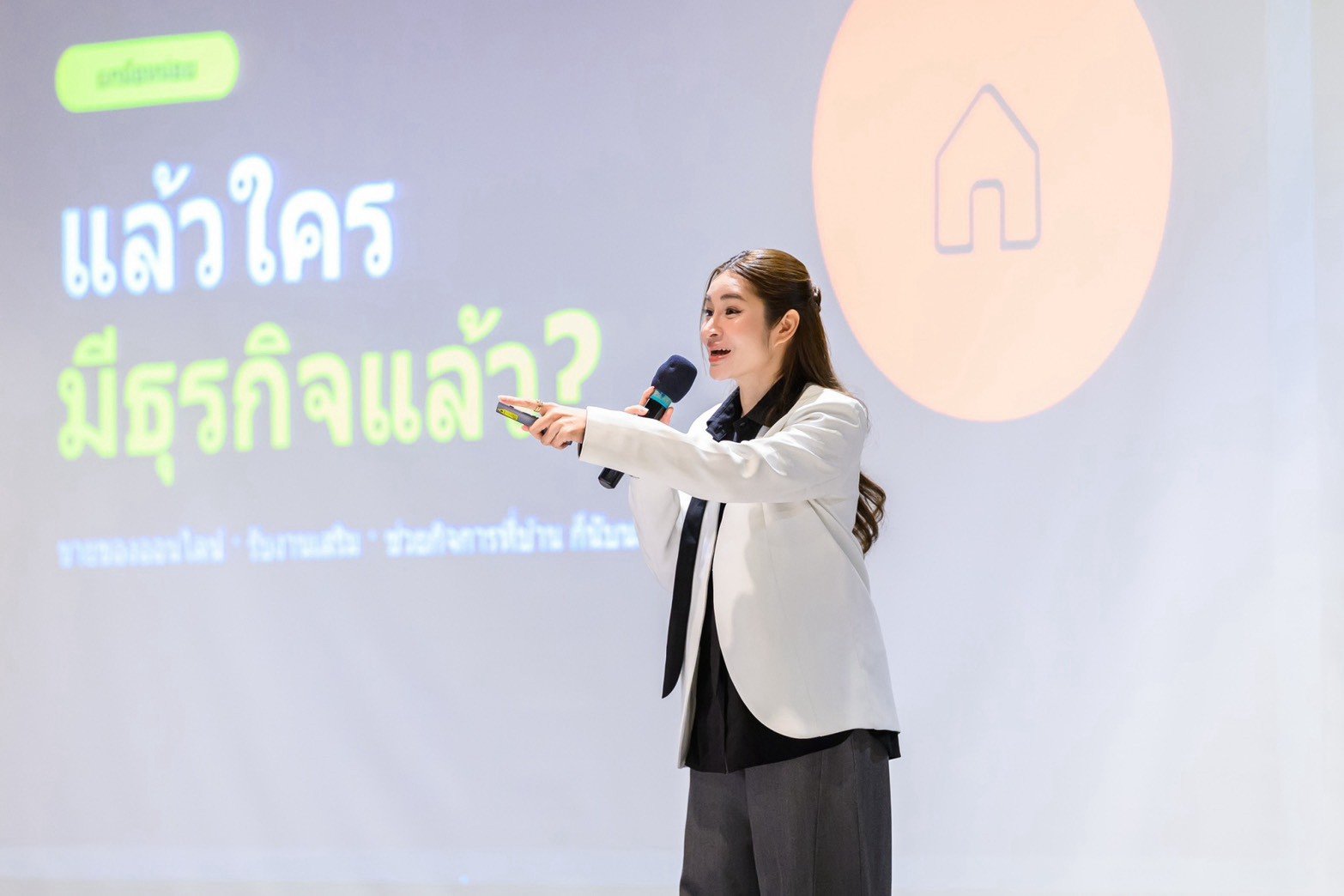 กีฟ วรากร บนเวที SPU Business Talk ถามนักศึกษาว่าใครมีธุรกิจแล้ว